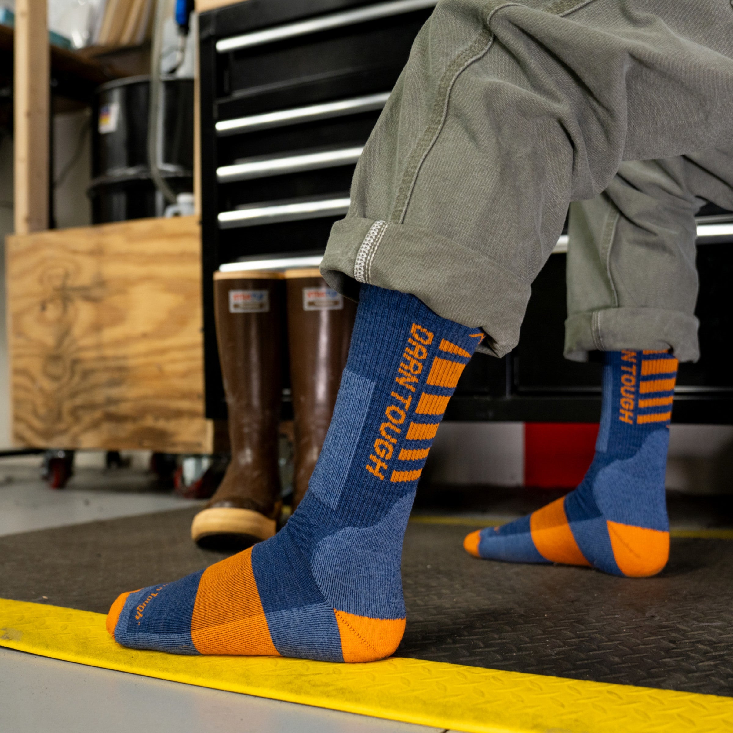 Darn Tough Merino Wool Men's Backbone Boot Midweight Work Sock - Image 5