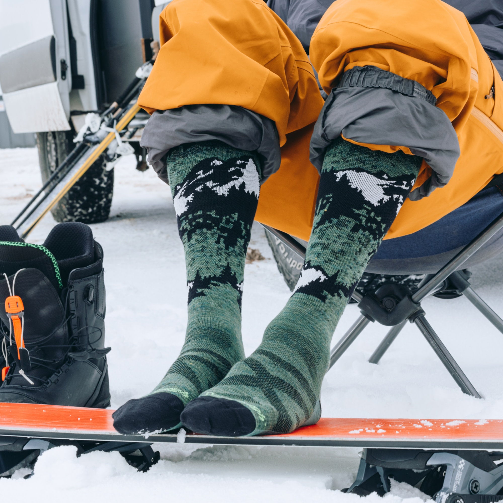 Darn Tough Merino Wool Men's Cold Smoke Over-the-Calf Lightweight Ski & Snowboard Socks - Image 3