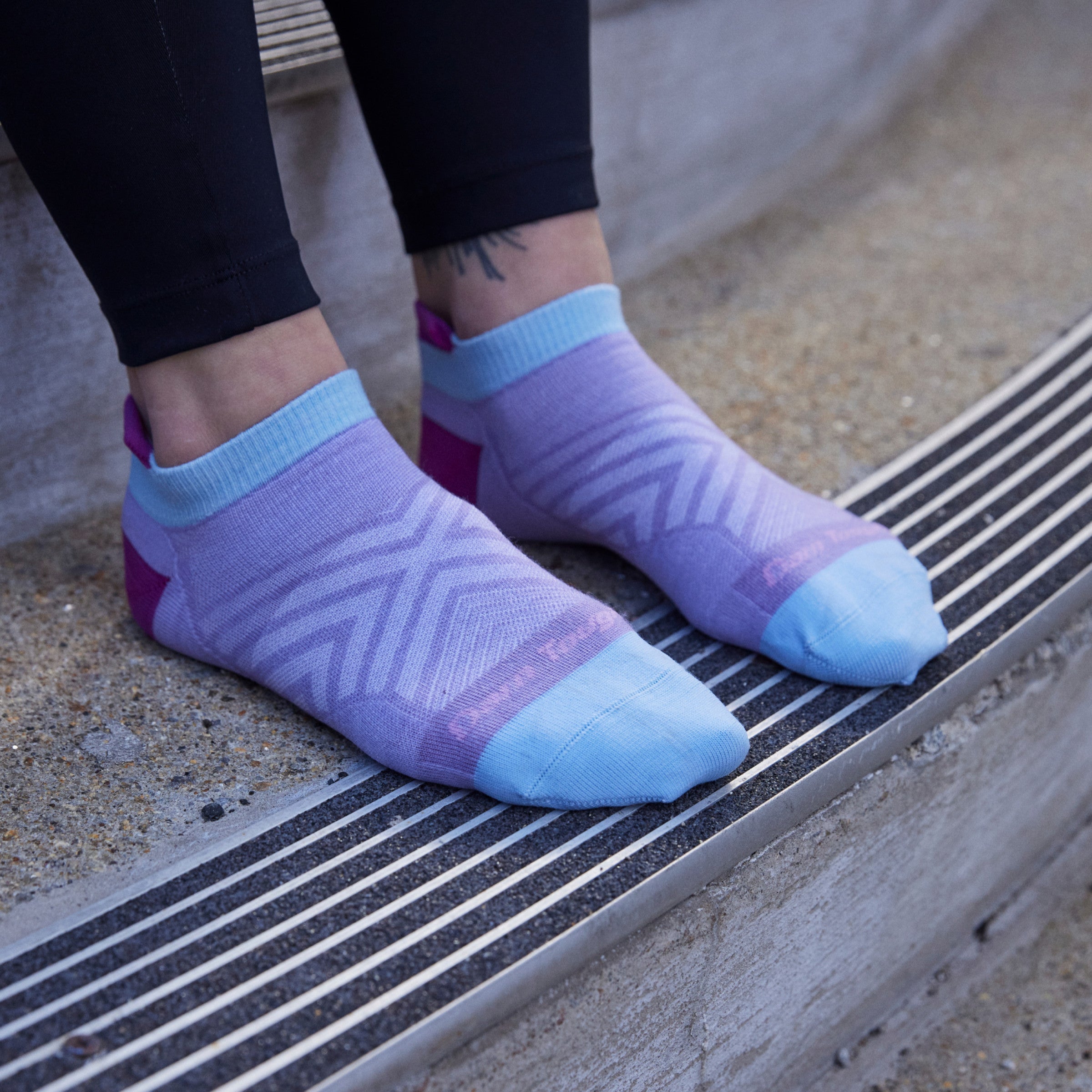 Darn Tough Merino Wool Women's Run No Show Tab Ultra-Lightweight Running Socks - Image 2