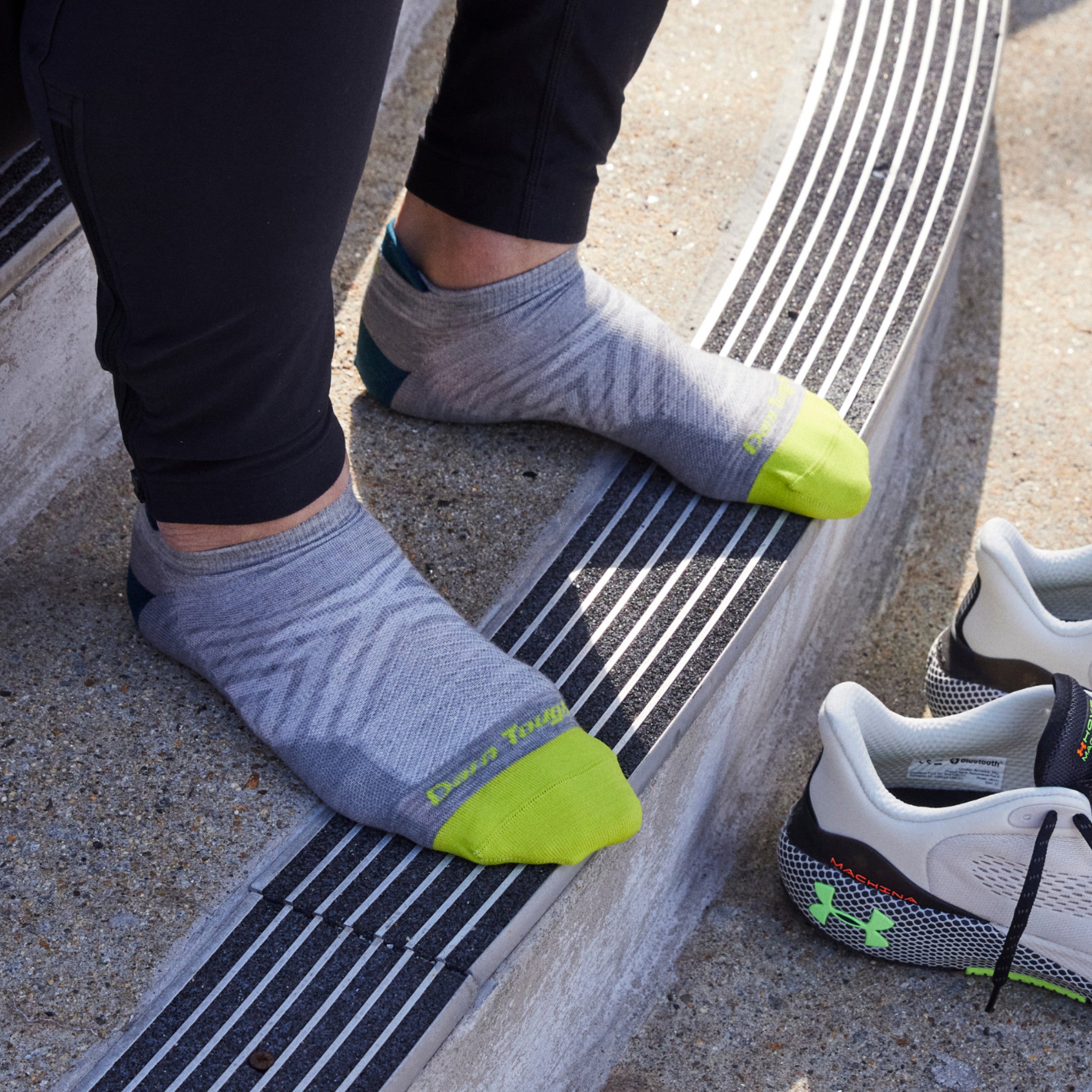 Darn Tough Merino Wool Men's Run No Show Tab Ultra-Lightweight Running Socks - Image 2