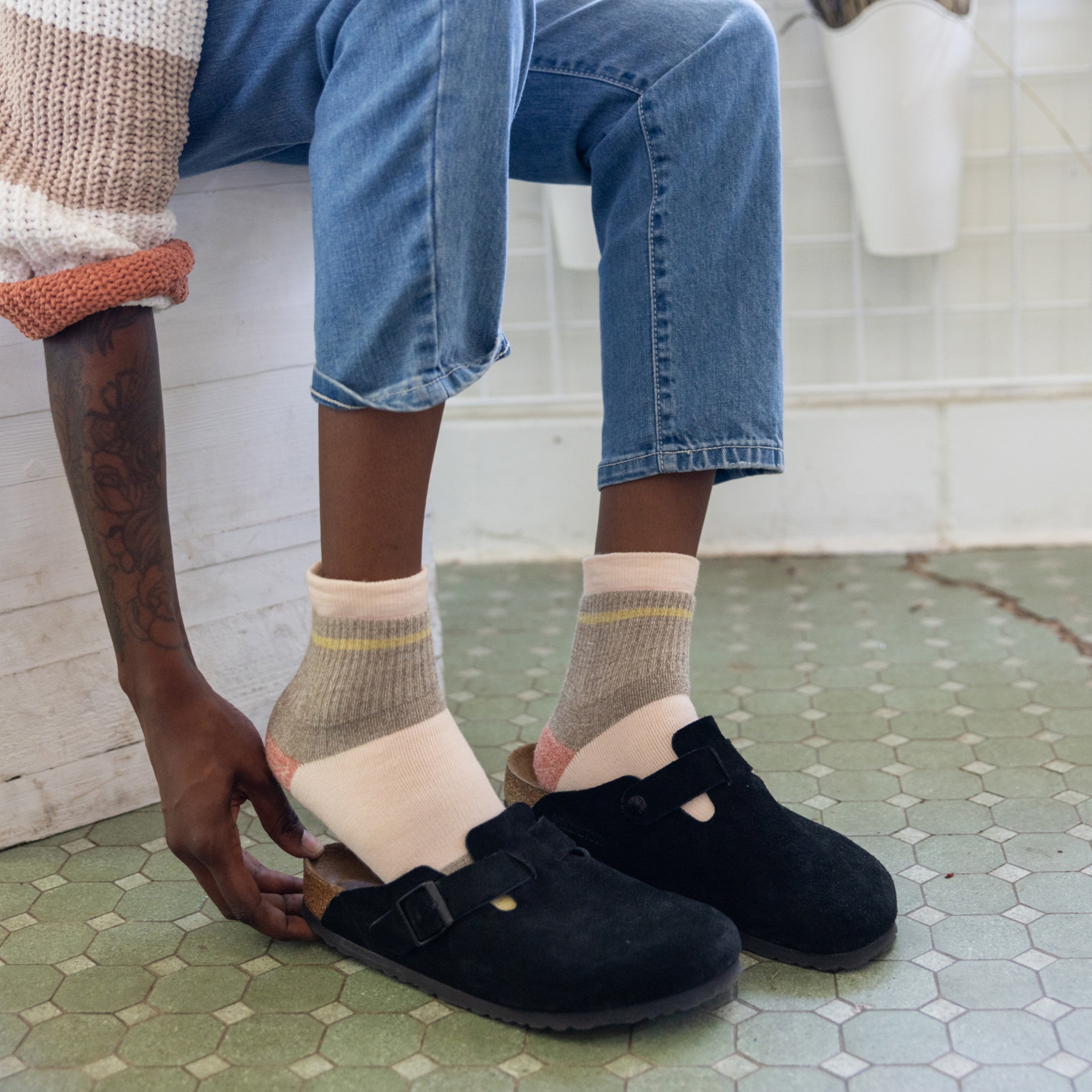 Darn Tough Merino Wool Women's Apres Shorty Heavyweight Lifestyle Socks - Image 4