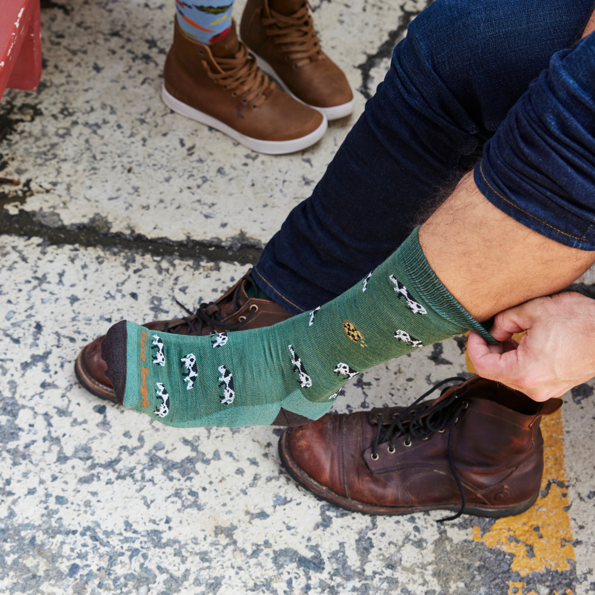 Darn Tough Merino Wool Men's Dairy Air Crew Lightweight Lifestyle Socks - Image 2